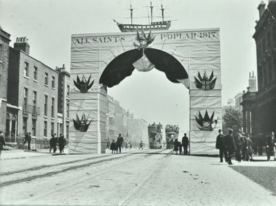East India Dock Road: arco temporário, Victoria Diamond Jubilee, 1897 de English Photographer