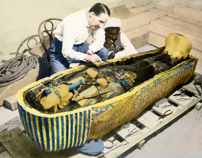Egito-1922: o arqueólogo inglês Howard Carter (1873-1939) e um assistente egípcio examinando o sarcófago do rei Tutancâmon. de English Photographer