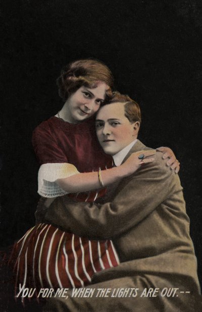 Casal de abraços (foto a cores) de English Photographer