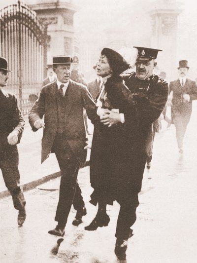 Prisão de Emmeline Pankhurst à porta do Palácio de Buckingham, quando tentava dirigir uma petição ao rei, 21 de maio de 1914 (fotografia a sépia) de English Photographer