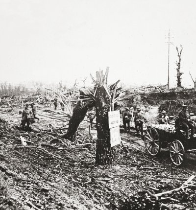 Engenheiros consertam ferrovias ligeiras perto de Hangard, danificadas por incêndio durante a luta por Amiens, 1918 de English Photographer
