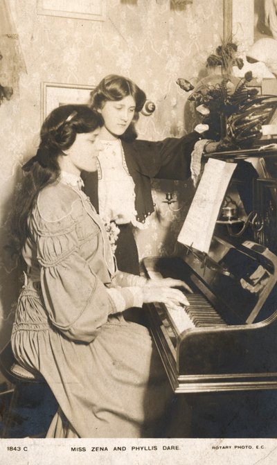 Actrizes e cantoras inglesas, Zena Dare e a sua irmã Phyllis Dare (fotografia a preto e branco) de English Photographer