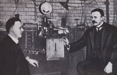 Ernest Rutherford, à esquerda, e Hans Geiger no Laboratório de Física da Universidade de Manchester (fotografia a preto e branco) de English Photographer
