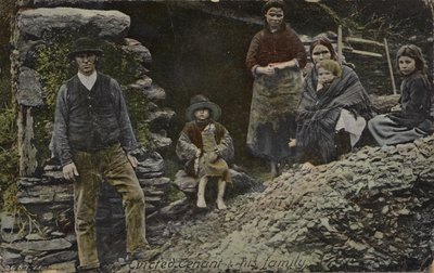Inquilino despejado e sua família, Irlanda (foto colorida) de English Photographer