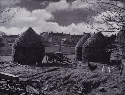 Empilhadeiras de fazenda e telhados de aldeia em Oxton, Lauderdale (foto a p/b) de English Photographer