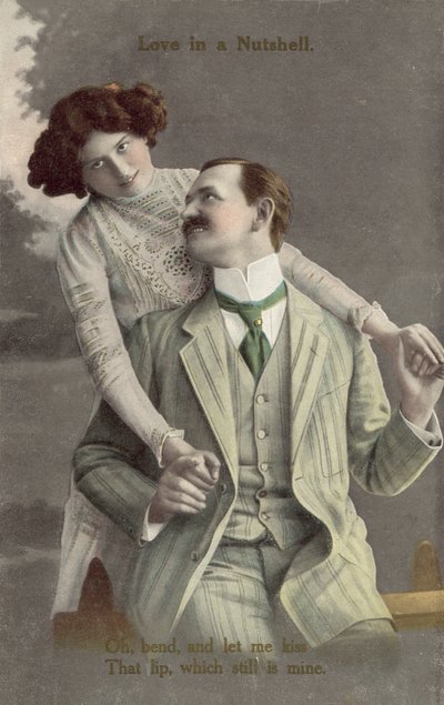 Casal elegantemente vestido prestes a beijar (foto a cores) de English Photographer