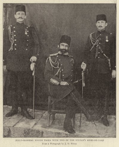 Marechal-de-campo Edhem Pasha, com dois dos Sultans Aides-de-Camp de English Photographer