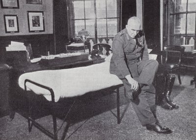 General Sir Edmund Ironside, Chefe do Estado Maior Imperial, em seu escritório no Gabinete de Guerra, onde dormia frequentemente durante a Segunda Guerra Mundial, 1939-1940 de English Photographer