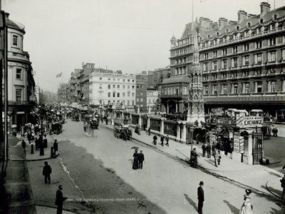 Vista geral ao longo da Strand com a estação Charing Cross de English Photographer