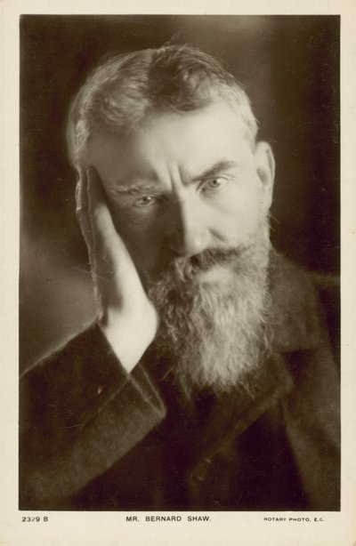 George Bernard Shaw, dramaturgo irlandês (fotografia a preto e branco) de English Photographer