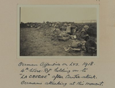 Ofensiva Alemã em Lys. 1918: 4th, Worc: Rgt. agarrado a "La Creche" após o contra-ataque, alemães atacando neste momento de English Photographer