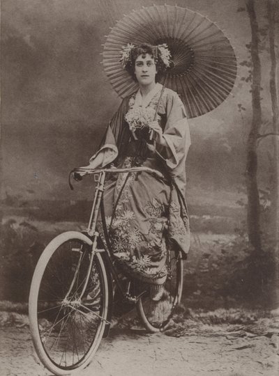 Garota de bicicleta, vestida na moda japonesa de English Photographer