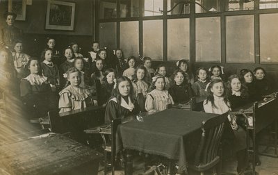 Meninas, sentando, em, um, sala aula de English Photographer