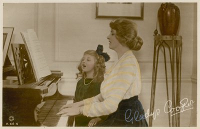 Gladys Cooper e garota no piano de English Photographer