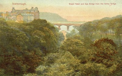 Grand Hotel and bridge, Scarborough (foto a cores) de English Photographer
