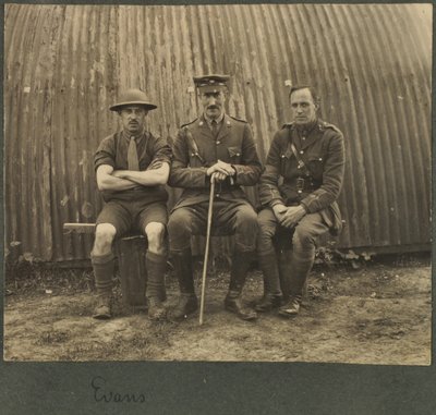 Grupo de três soldados fora de uma cabana de Nissan, c.1914-18 de English Photographer