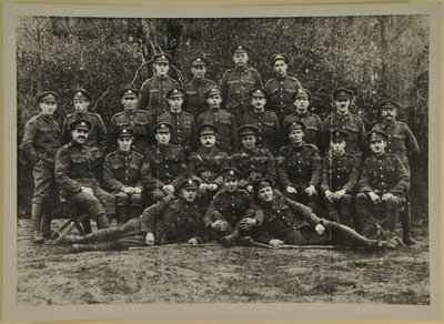 Retrato de grupo, possivelmente o Leicester Royal Horse Artillery, 1914-15 de English Photographer