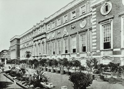 Palácio de Hampton Court, Hampton Court Road, Richmond: The Terrace, Wrens Court, 1896 de English Photographer