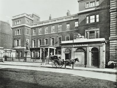 Táxi da Hansom fora do escritório de guerra Pall Mall, Willis Collection, 1890 de English Photographer