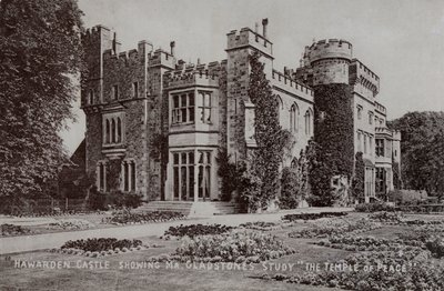 Castelo Hawarden, casa do político inglês e primeiro-ministro William Gladstone, Hawarden, Flintshire, País de Gales (foto a p/b) de English Photographer
