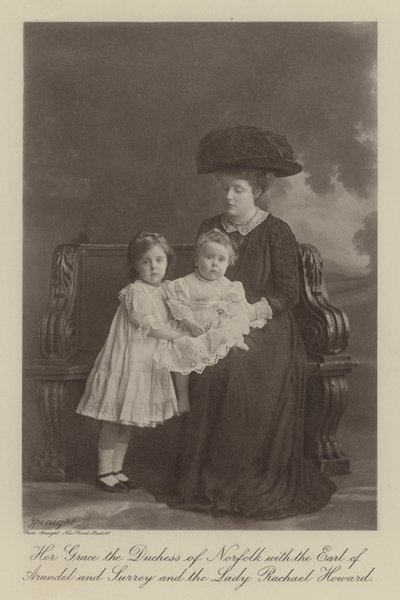 Sua Graça, a Duquesa de Norfolk, com o Conde de Arundel e Surrey e Lady Rachael Howard (fotografia a preto e branco) de English Photographer