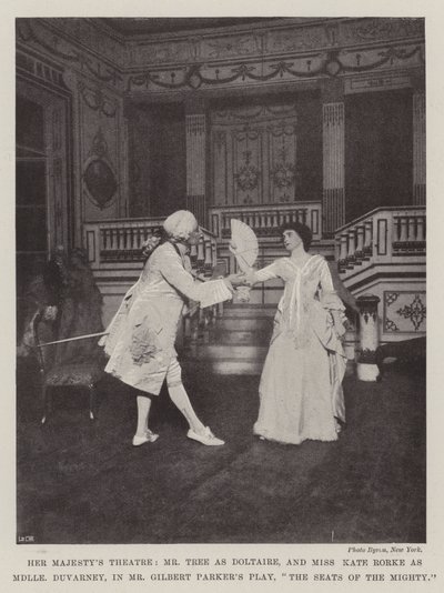 Seu Majestys Theatre, o Sr. Tree como Doltaire, e a Srta. Kate Rorke como Mademoiselle Duvarney, no Mr Gilbert Parkers Play, The Seats of the Mighty de English Photographer