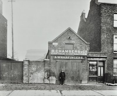 High Street, North Woolwich; mais tarde Pier Road, 1899 de English Photographer