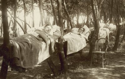 Colhedores de lúpulo dormindo em redes em uma fazenda em Kent (foto a p/b) de English Photographer