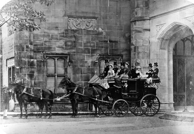 Treinador de cavalos fora de uma casa senhorial neogótica, c.1870-90 de English Photographer