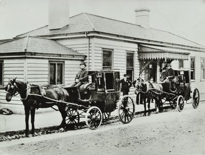 Táxis puxados por cavalos na estação de Westbourne Park, 1885 de English Photographer