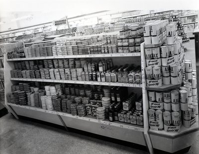 Household requisites aisle, loja de Woolworths, 1956 de English Photographer