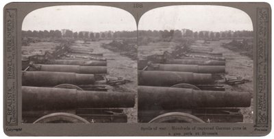 Centenas de armas alemãs capturadas em um parque de armas em Bruxelas (impressão estereoscópica) de English Photographer