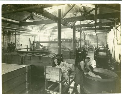 Casa de tingimento hidraulicamente operada, fábrica de tapetes, 1923 de English Photographer