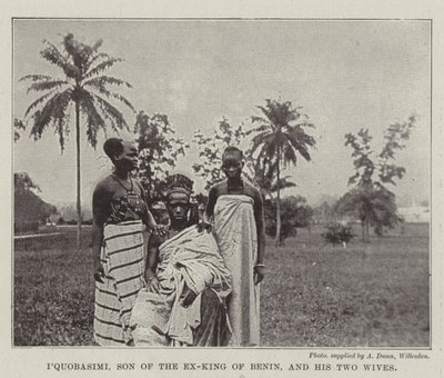 IQuobasimi, filho do ex-rei do Benin e suas duas esposas de English Photographer