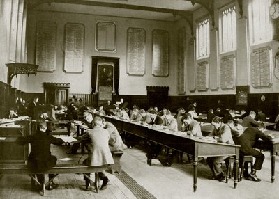 Em uma grande escola pública: Cheltenham (foto a p/b) de English Photographer