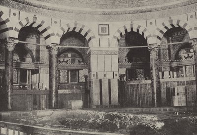 Interior da Mesquita de Omar, em pé sobre a rocha onde Abraão é pensado para ter oferecido de English Photographer