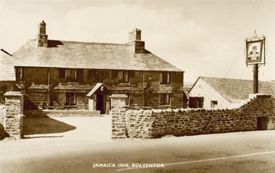 Jamaica Inn, Bolventor, Cornualha, famosa por ser associada ao contrabando da Cornualha e celebrada no livro homônimo de Daphne Du Maurier (foto a p/b) de English Photographer