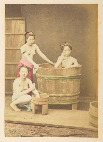 [Banho de raparigas, Mesa de estúdio de três jovens japonesas semi-nuas, posadas numa banheira circular de madeira, Fotógrafo: Colecção Lucas, desconhecida: Registo fotográfico da digressão mundial de Charles James e Morton P, Lucas de English Photographer