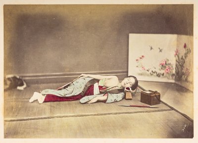 Mulher japonesa a dormir, Retrato de estúdio de uma jovem japonesa a dormir, um peito exposto e com a cabeça apoiada numa almofada de madeira, Fotógrafo: Colecção Lucas desconhecida: Registo fotográfico da digressão mundial de Charles James e Morton P, de English Photographer