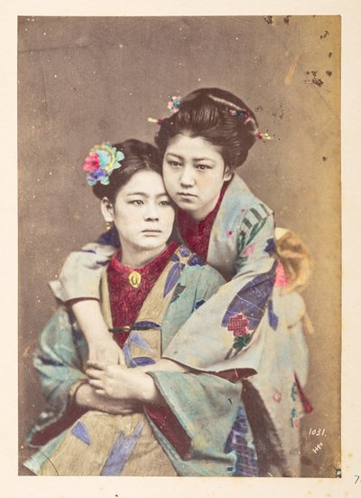 mulheres japonesas em trajes tradicionais, Retrato de três quartos de duas jovens, uma sentada, a outra inclinada sobre o ombro com os braços ao redor dela,  Fotógrafo: Desconhecido  Coleção Lucas: Registro fotográfico da turnê mundial de Charles Ja de English Photographer