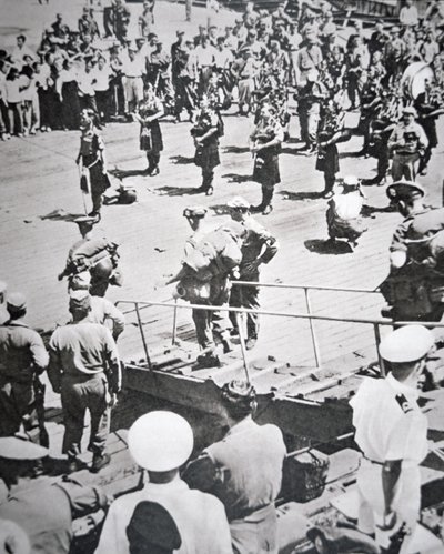 Os flautistas filtrados tocam em terra do 1º Batalhão Argyll e Sutherland Highlanders do HMS Ceilão em Pusan, 29 de Agosto de 1950 (foto a p/b) de English Photographer