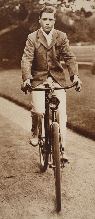 Rei Edward VIII montando sua bicicleta em 1911 de English Photographer