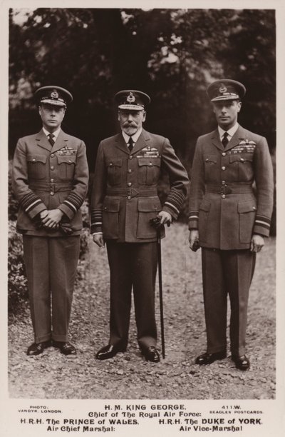 Rei George V, o Príncipe de Gales e o Duque de York no uniforme da Força Aérea de English Photographer