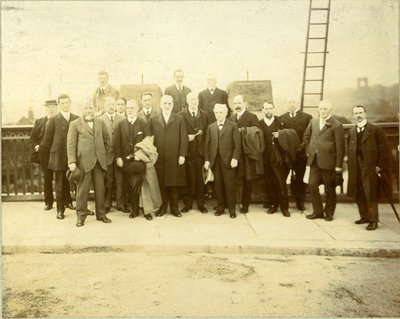Reconstrução da ponte de Kirkstall, inaugurada pelo Vereador F. M. Lupton, J.P., em 28 de junho de 1912 (fotografia a preto e branco) de English Photographer