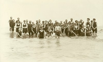 Grande grupo de nadadores de pé na água (fotografia a preto e branco) de English Photographer