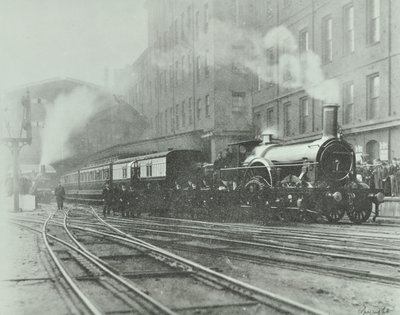 Último trem de bitola larga saindo da estação de Paddington, 1892 de English Photographer