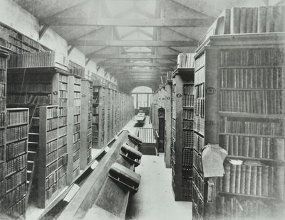 Biblioteca, Sion College, Victoria Embankment, Cidade de Londres, 1885 de English Photographer