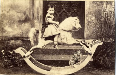 Menininha, ligado, um, grande, cavalo balanço, em, um, jardim, 1860s, (albumen, print) de English Photographer