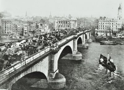 London Bridge: tráfego puxado por cavalos na ponte, 1895 de English Photographer