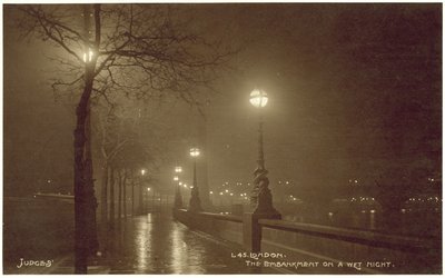 Londres, o Embankment numa noite húmida (fotografia a preto e branco) de English Photographer